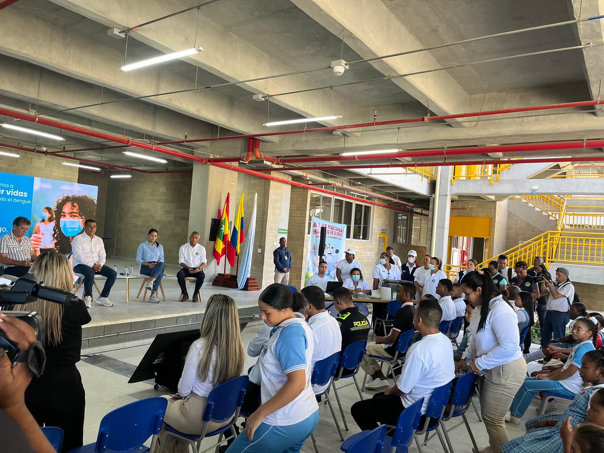 ANDI_Colombia's tweet photo. 💉🌍 En Cartagena, el Presidente de la ANDI, @BruceMacMaster, acompaña el inicio de la campaña #CartagenaSinDengue, junto a @dumek_turbay, el @dadiscartagena y la @FundacionANDI, que vacunará contra el dengue a más de 20.000 niños y niñas de la ciudad. https://t.co/lLkyp8xQAo