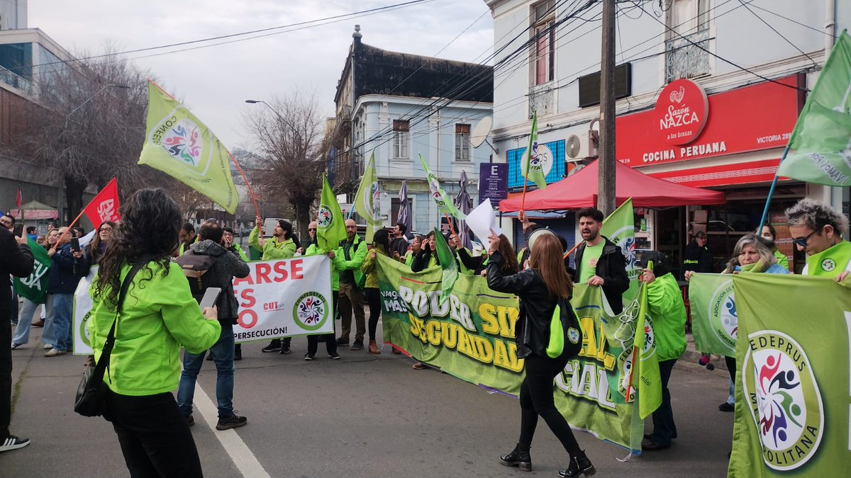 Enfermarse no es delito, que no paguen justos por pecadores.
Manifestación de EEPP contra la modificación del SIL.
<a href="/biobio/">BioBioChile</a> <a href="/adnradiochile/">Radio ADN</a> <a href="/24HorasTVN/">24 Horas</a> <a href="/Cooperativa/">Cooperativa</a> <a href="/aprussotero/">aprussoterodelrio</a> <a href="/FedeprusM/">FEDEPRUS METROPOLITANA</a> <a href="/confedeprus/">@confedeprus</a>