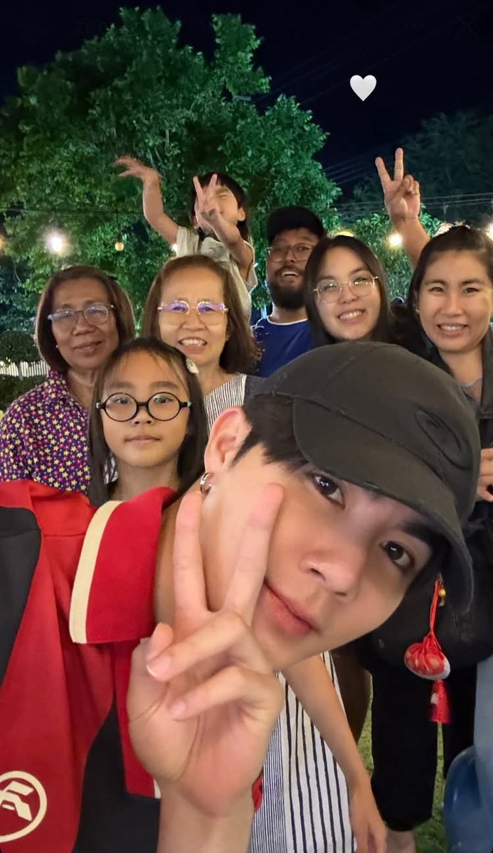 ครอบครัวพานิช พร้อมหน้าพร้อมตากันทานข้าวในวันแม่ อบอุ่นจัง 🤍