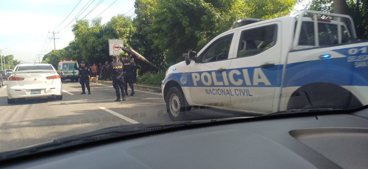 ssanchezgram's tweet photo. Acá la razón del tráfico pesado en Autopista Comalapa carril hacia S. S. a la altura de San Marcos, PNC y comando de salvamento ya en el lugar. #Tráficosv https://t.co/JeKtxhdGDQ