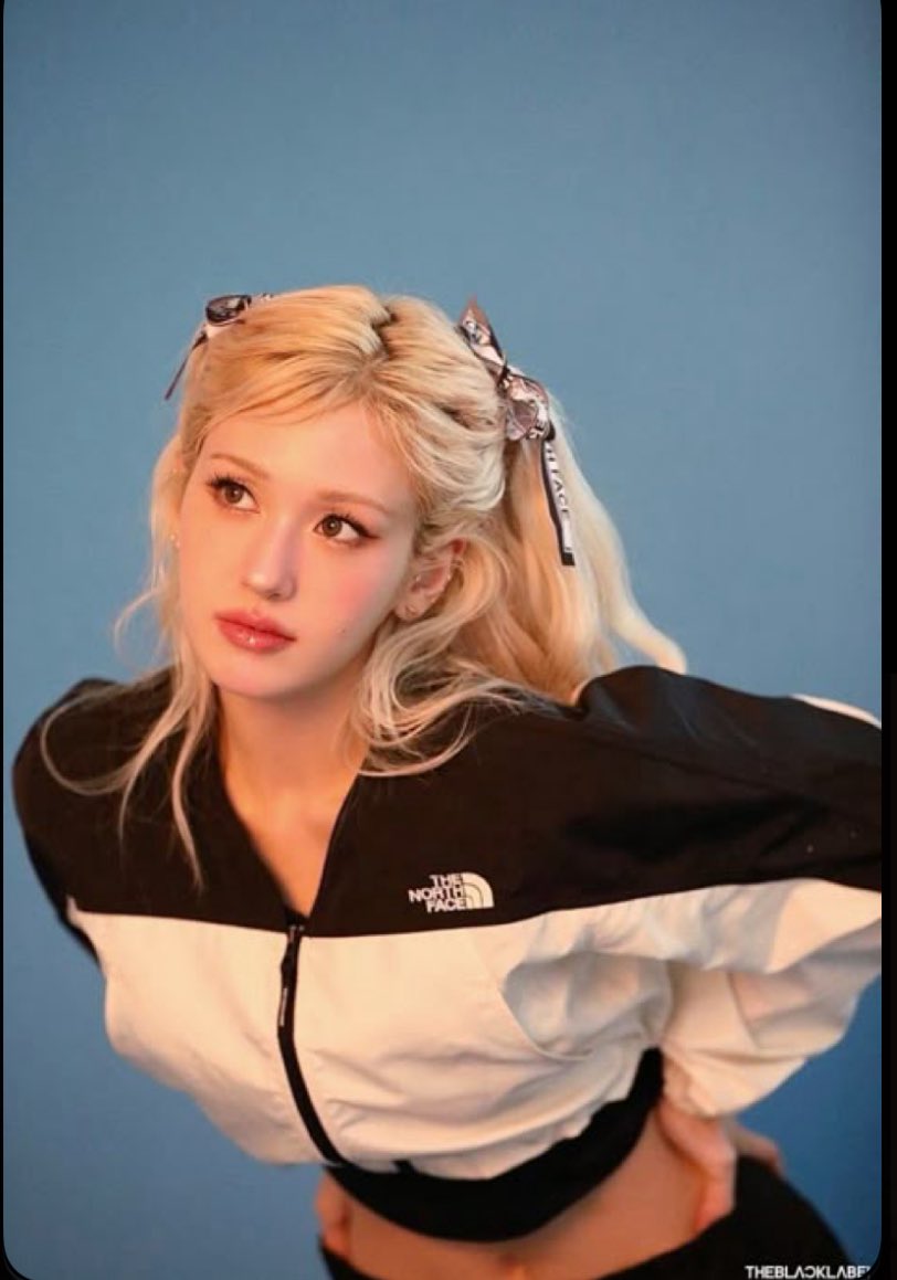 Jeon Somi, artiste K-pop, sort son deuxième EP Chaotic and Confused le 11 août 2025. Elle y explore son parcours personnel et son désir de s’émanciper des contraintes de l’industrie