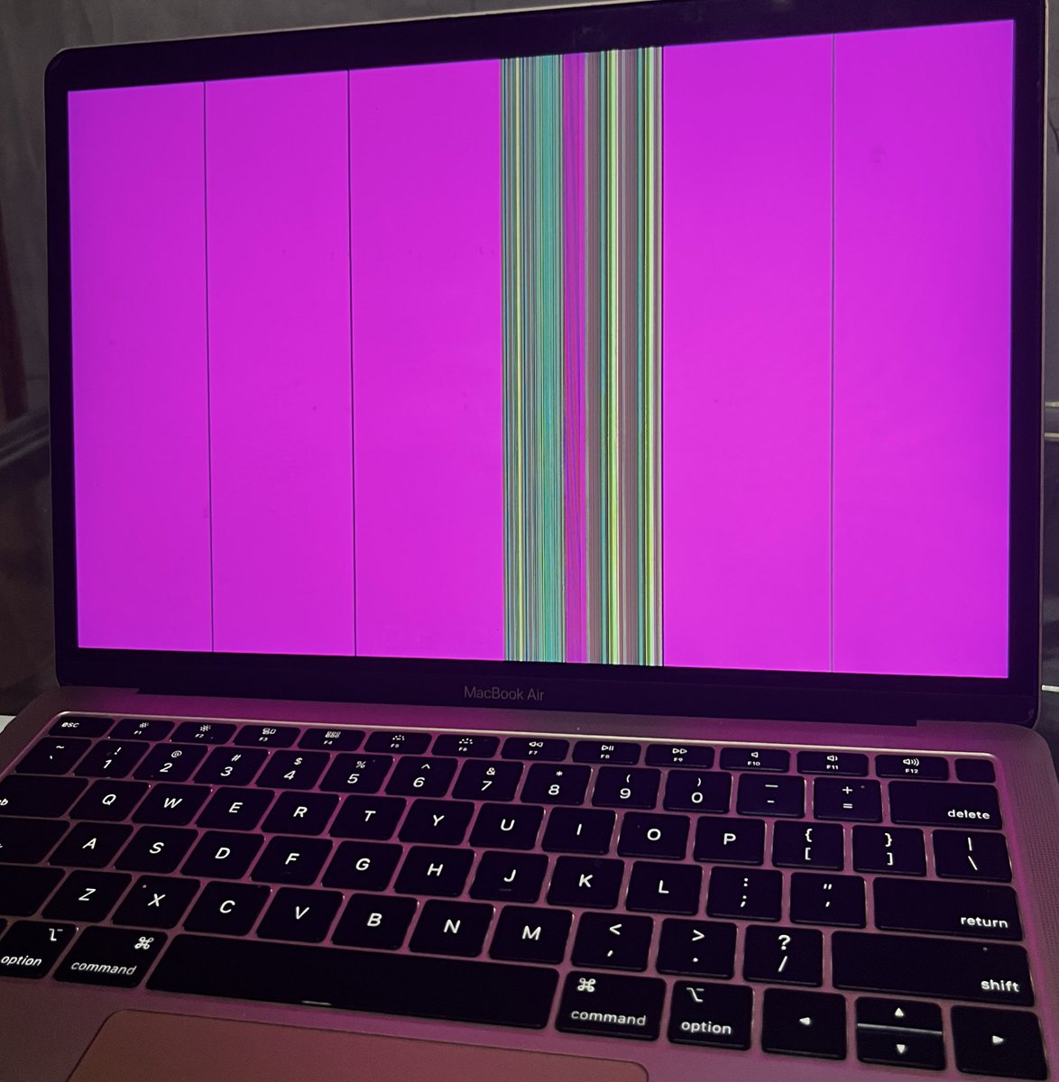 0ksnw's tweet photo. hi @/everyone 😓 does anyone know how to fix this kind of issue sa mac? had this for already 5 years, ngayon lang nagkaganto😔 https://t.co/G9Kga4MNxW