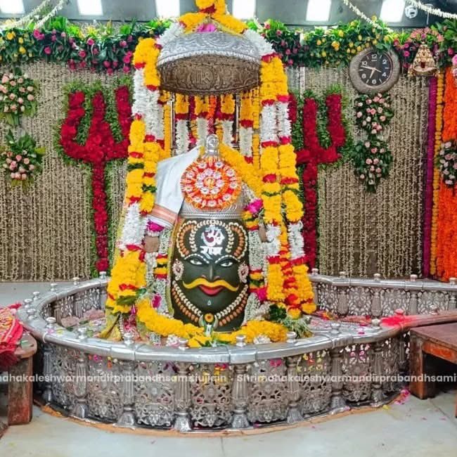 Snehlat27685620's tweet photo. 🙏🌹 *Jai ShreeMahakal*🌹🙏
*श्री महाकालेश्वर ज्योतिर्लिंग का संध्या आरती शृंगार दर्शन*
*12-08-2025 कण-कण में महादेव* #mahakaldailydarshan #mahakal #harharmahadev #ujjain  
#bholenath #shivbhakt #omnamahshivaya  
#mahadevquotes #shivshakti #shivananda https://t.co/vqtOn0wB4q