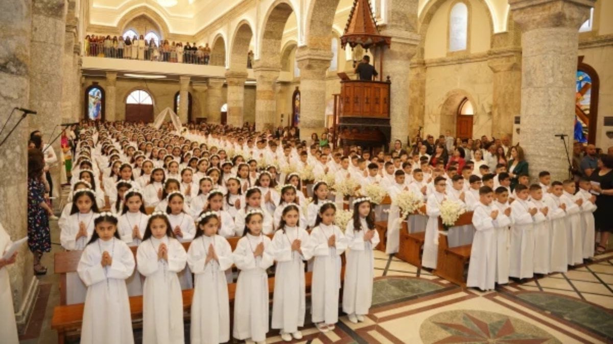 En las últimas semanas, más de 1.500 niños y niñas recibieron la Primera Comunión en distintas diócesis de Irak, un acontecimiento que contrasta con la violencia y el éxodo que han marcado la vida de los cristianos iraquíes.
No puedo no emocionarme.