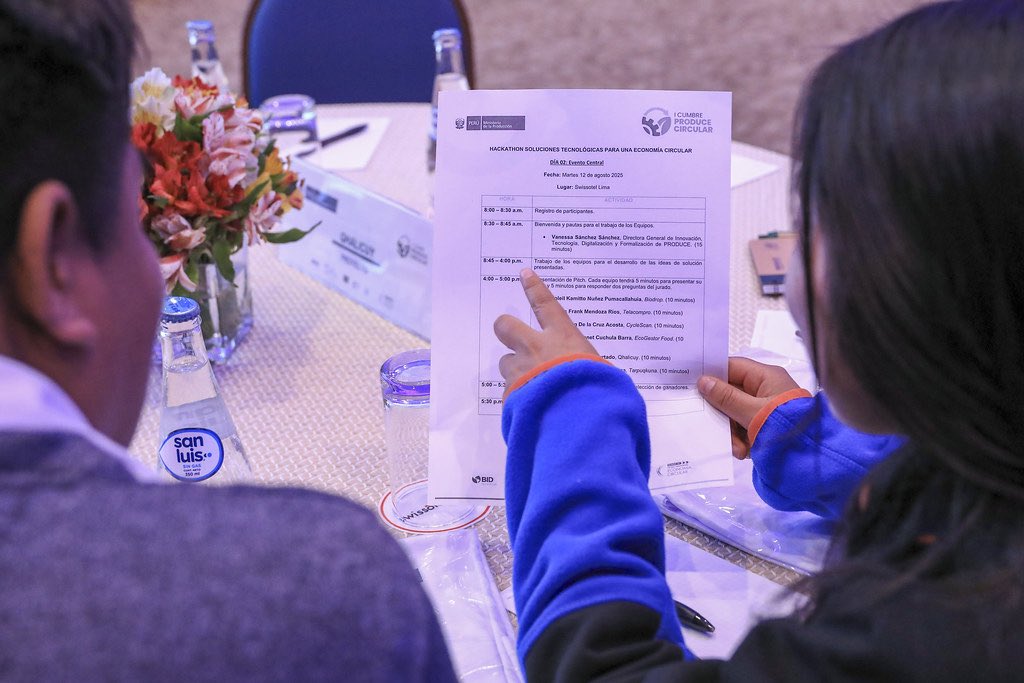 MINPRODUCCION's tweet photo. Ya empezó el Hackathon “Soluciones Tecnológicas para una Economía Circular”, donde 6 equipos finalistas, en el marco de la I Cumbre #ProduceCircular, desarrollan propuestas innovadoras para que las empresas del sector manufacturero y del comercio interno avancen hacia una economía más sostenible ♻️.