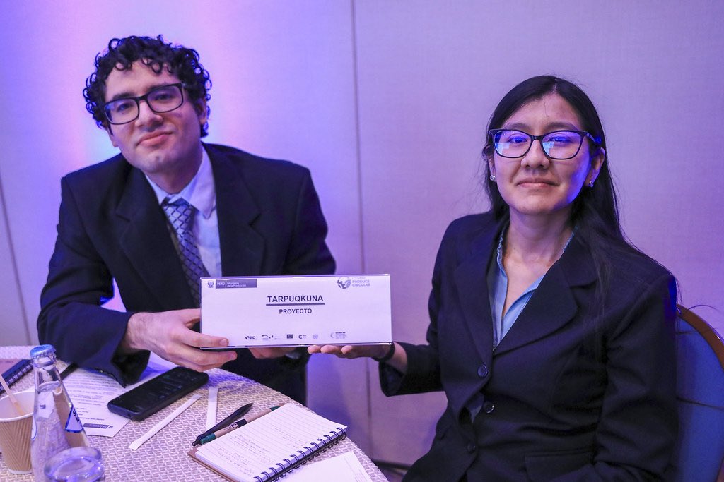MINPRODUCCION's tweet photo. Ya empezó el Hackathon “Soluciones Tecnológicas para una Economía Circular”, donde 6 equipos finalistas, en el marco de la I Cumbre #ProduceCircular, desarrollan propuestas innovadoras para que las empresas del sector manufacturero y del comercio interno avancen hacia una economía más sostenible ♻️.