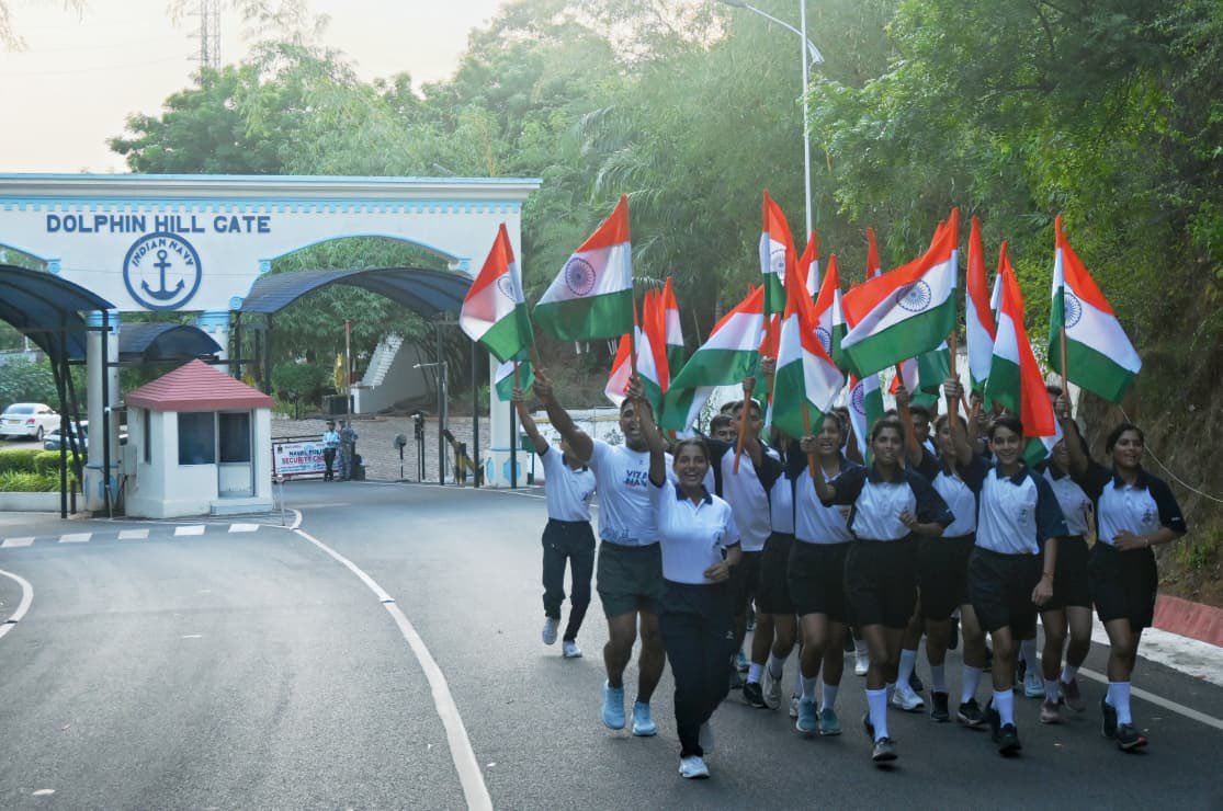 IN_Circars's tweet photo. With every step, we carry the pride of our Tricolour and the spirit of our great nation. Reaffirming their commitment to the values enshrined in our Tricolour, the Agniveers of #INSCircars participated in Tiranga Run on the occasion of #IndependenceDay
#TirangaRun
#JaiHind https://t.co/r0FmDQHkIO