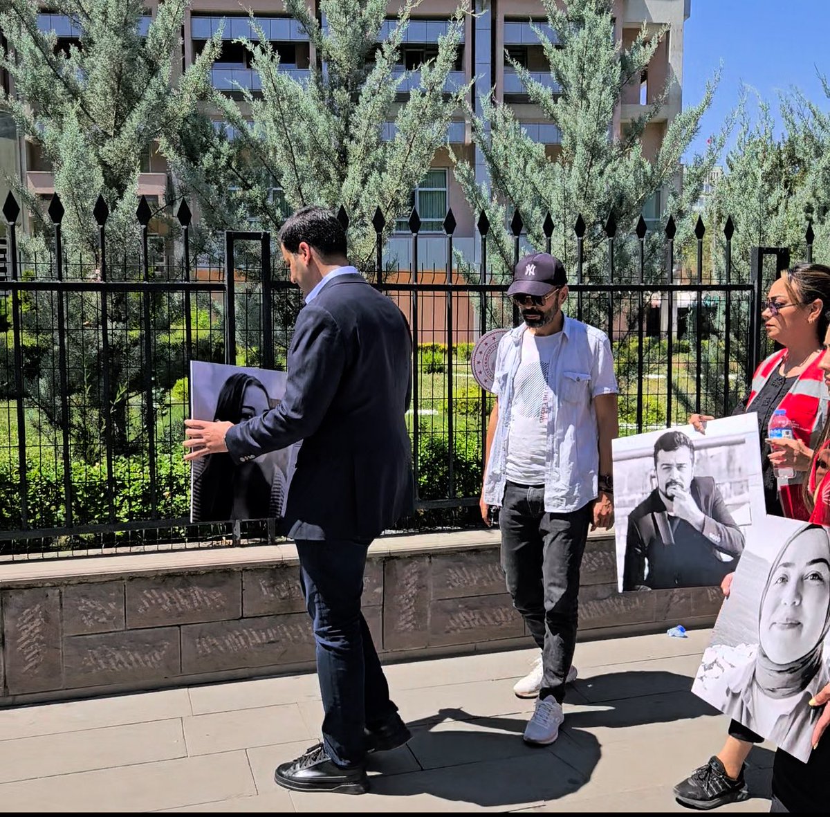 Mülakat mağduru öğretmenlerimizle birlikte Milli Eğitim Bakanlığı önündeydik.

Hakkı gasp edilen, yarının özgür Türkiye’nin eğitim neferi olacak her genç arkadaşımız için mücadele etmeye, sesimizi yükseltmeye devam edeceğiz.