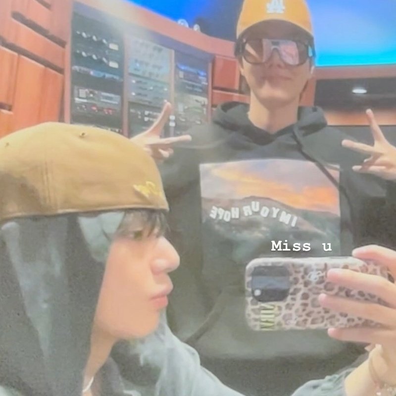 vhope love bot tweet media