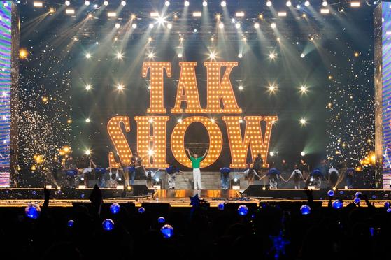 green_0213's tweet photo. 'TAK SHOW', 영탁이 구축한 '브랜드 콘서트'의 성공 법칙 [홍동희의 시선] (출처 : 네이버 연예) https://t.co/M6xAanFv45 https://t.co/AHWXJbTBri