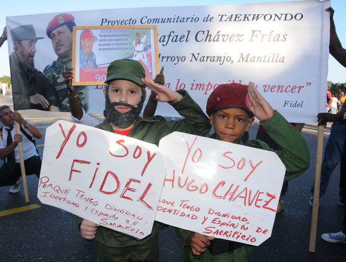 Granma_Digital's tweet photo. ✊🇨🇺🇻🇪 Fidel y Chávez marcaron la hora de nuestros pueblos.

📌 Dos rebeldes irreverentes, como no hubo otros en su tiempo, dieron forma y vida al sueño de dos grandes de otros siglos: Bolívar y Martí.

🔗 https://t.co/RACQtwPdg0 https://t.co/aEodjAEDpi