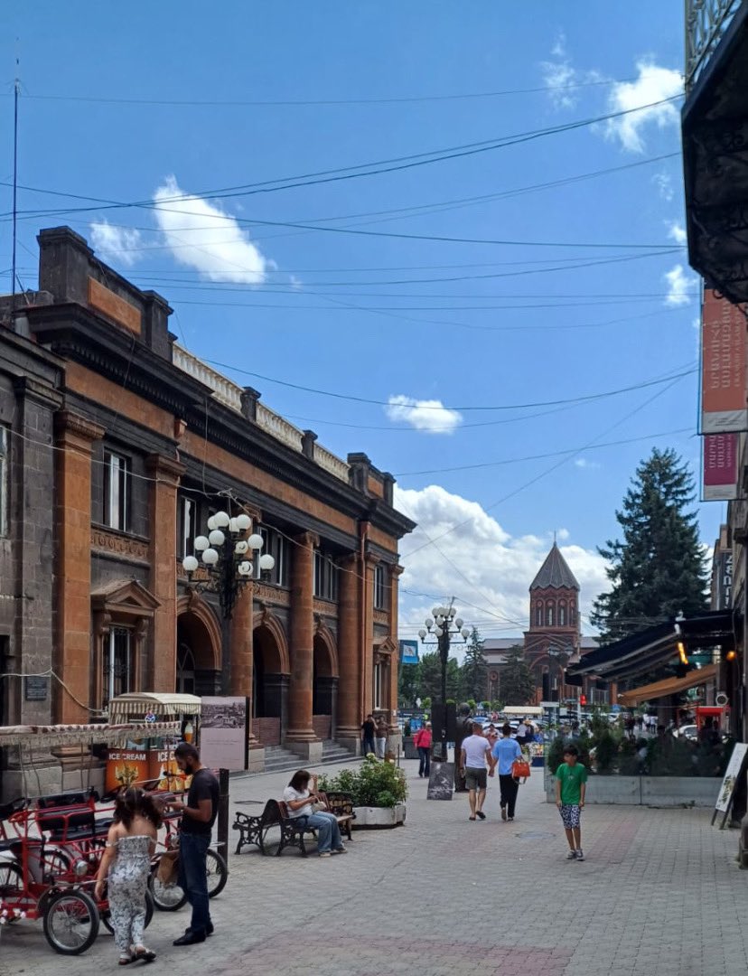 Estamos de viaje por Armenia 🇦🇲 viviendo un momento histórico: la firma de la paz con Azerbaiyán 🇦🇿 después de 30 años de conflicto. Con <a href="/menendez_42K/">Alfredo Menéndez</a>