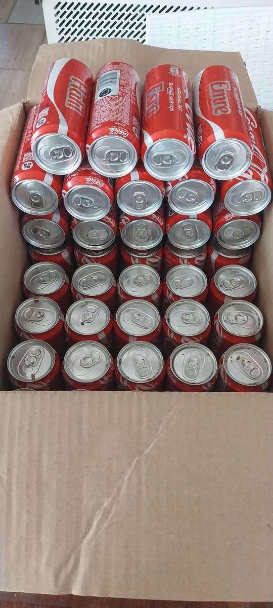 #cocacola <a href="/CocaCola_TR/">Coca-Cola Türkiye</a> ben bir lokanta sahibiyim ve aldığım kolaların ağzı açık olmadığı halde hepsi boş çıkıyor hiçbir yerinde de bir hasar delik yok, 120 koli aldım her koliden çoğu boş çıkıyor resimde gördüğünüz gibi, <a href="/CocaCola_TR/">Coca-Cola Türkiye</a> güvenip aldık böyle mi olmalıydı