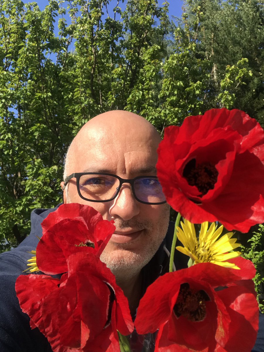 Kırmızı gülle selfi