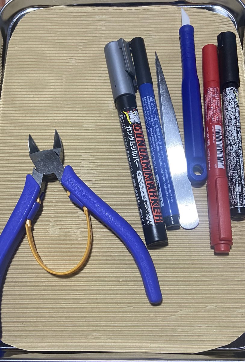 百均のアルミトレー買ってきたけど蛍光灯の光反射するしAmaの包装紙を敷いてみた🥳