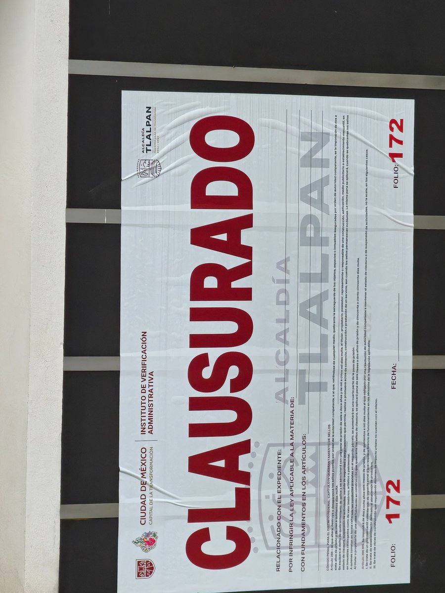 ClaudiaGiselH's tweet photo. #cartelinmobiliario #Tlalpan 
Este edificio en Clavel Norte 74 ha sido irregular de principio a fin, en repetidas ocasiones clausuraron la obra. A los deptos del último piso se les está cayendo el techo con las lluvias y así lo habitan ¿Esperamos una tragedia @Gabyosoriohdz ? https://t.co/sU7QVChn3p