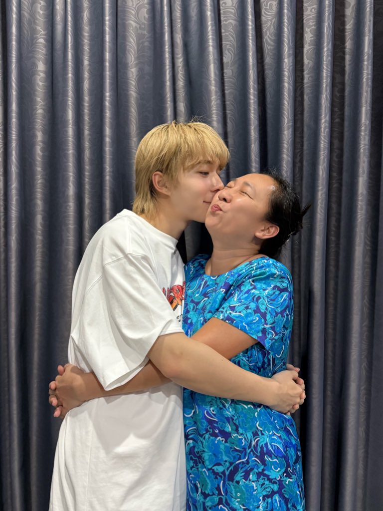 สีฟ้าาาา Mother’s Day สุด ๆ คุณมัม 55555 รักนะจุ๊บ ๆ 🩵