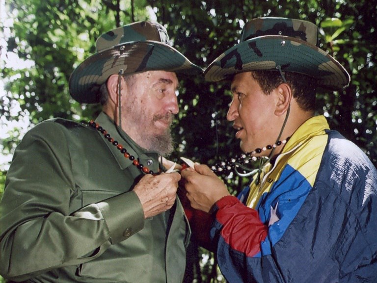 12 de agosto de 2001 📸#Fidel durante un viaje a Venezuela, disfruta junto a Hugo Chávez presidente de ese país de las riquezas del paisaje venezolano en un recorrido por Parque Nacional de Canaima, en el Estado de Bolívar.
#100AñosConFidel #Cuba #LaSierpe #SanctiSpíritusEnMarcha