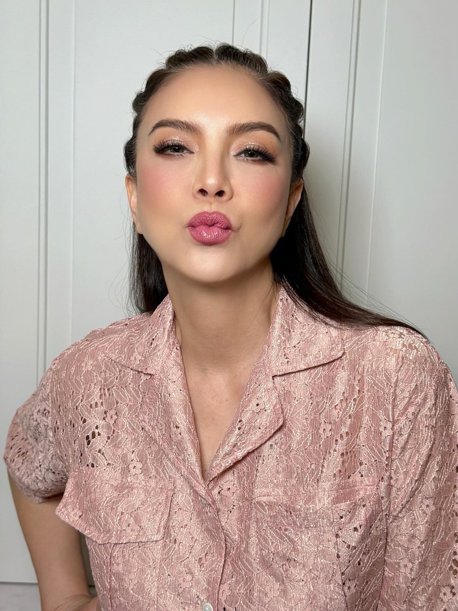 CaguilarFanpage's tweet photo. Repost IG a_tiwakorn

Always do my best with @c_aguilar แจกความสดใสก่อนแต่งตัวไปโชว์ #beautymakeup #beautylook #cleanbeauty #makeup #น้อยแต่แน่น #เอรักทุกคน ❤️❤️❤️

ติ๊นา คริสติน่า
#ChristinaAguilar https://t.co/DtQcqTBDpE