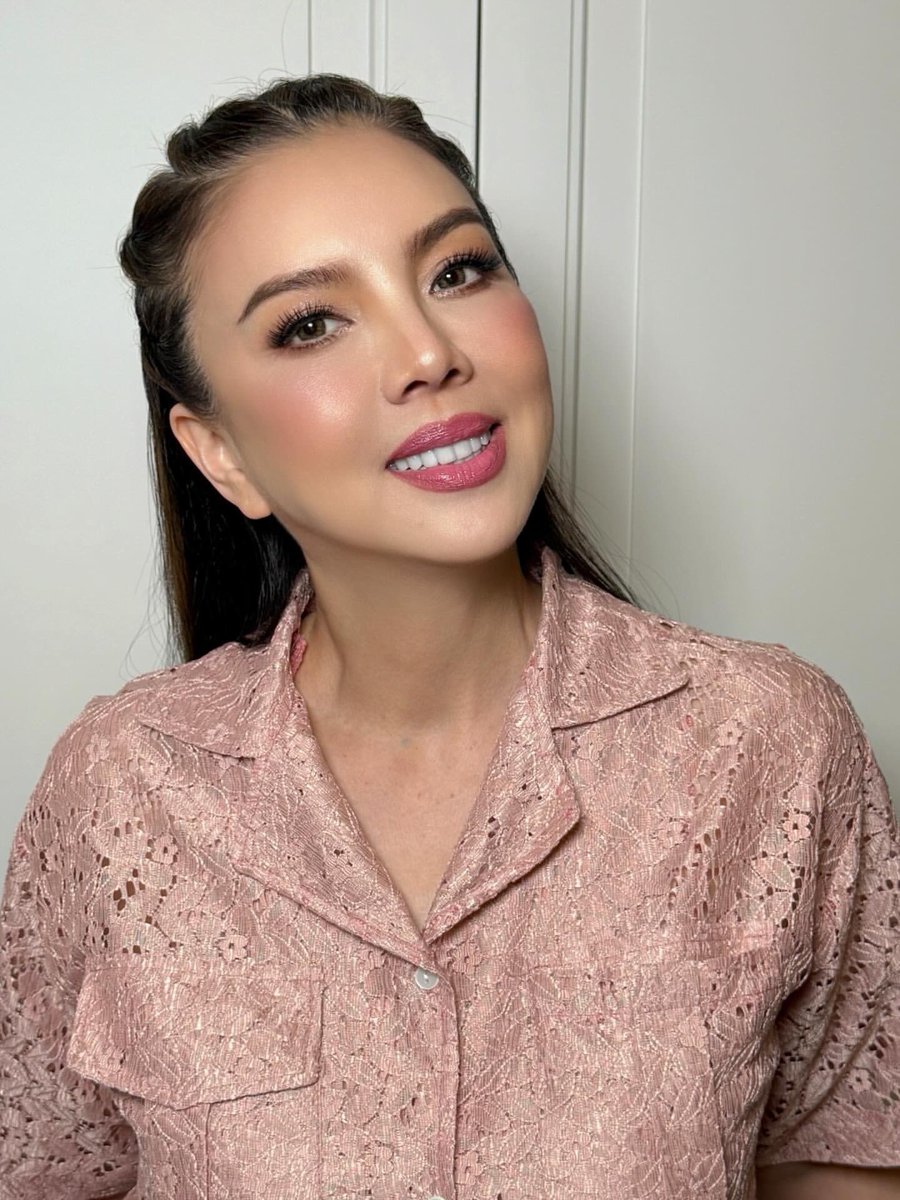 CaguilarFanpage's tweet photo. Repost IG a_tiwakorn

Always do my best with @c_aguilar แจกความสดใสก่อนแต่งตัวไปโชว์ #beautymakeup #beautylook #cleanbeauty #makeup #น้อยแต่แน่น #เอรักทุกคน ❤️❤️❤️

ติ๊นา คริสติน่า
#ChristinaAguilar https://t.co/DtQcqTBDpE