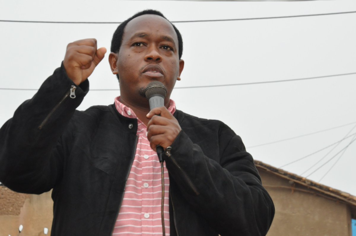 Kamonyi's tweet photo. Nyarubaka: Umuyobozi w'Akarere @SylvereDr atangirije mu Kagari ka Gitare icyumweru cyahariwe serivisi z'irangamimerere.Yibukije ko abaturage bazegerezwa  serivisi aho batuye mu Tugari; nko kwandikisha abavutse,kwandika abashaka gushyingirwa, kwandukuza abapfuye,.. @RwandaLocalGov https://t.co/i9xN9AIHqp