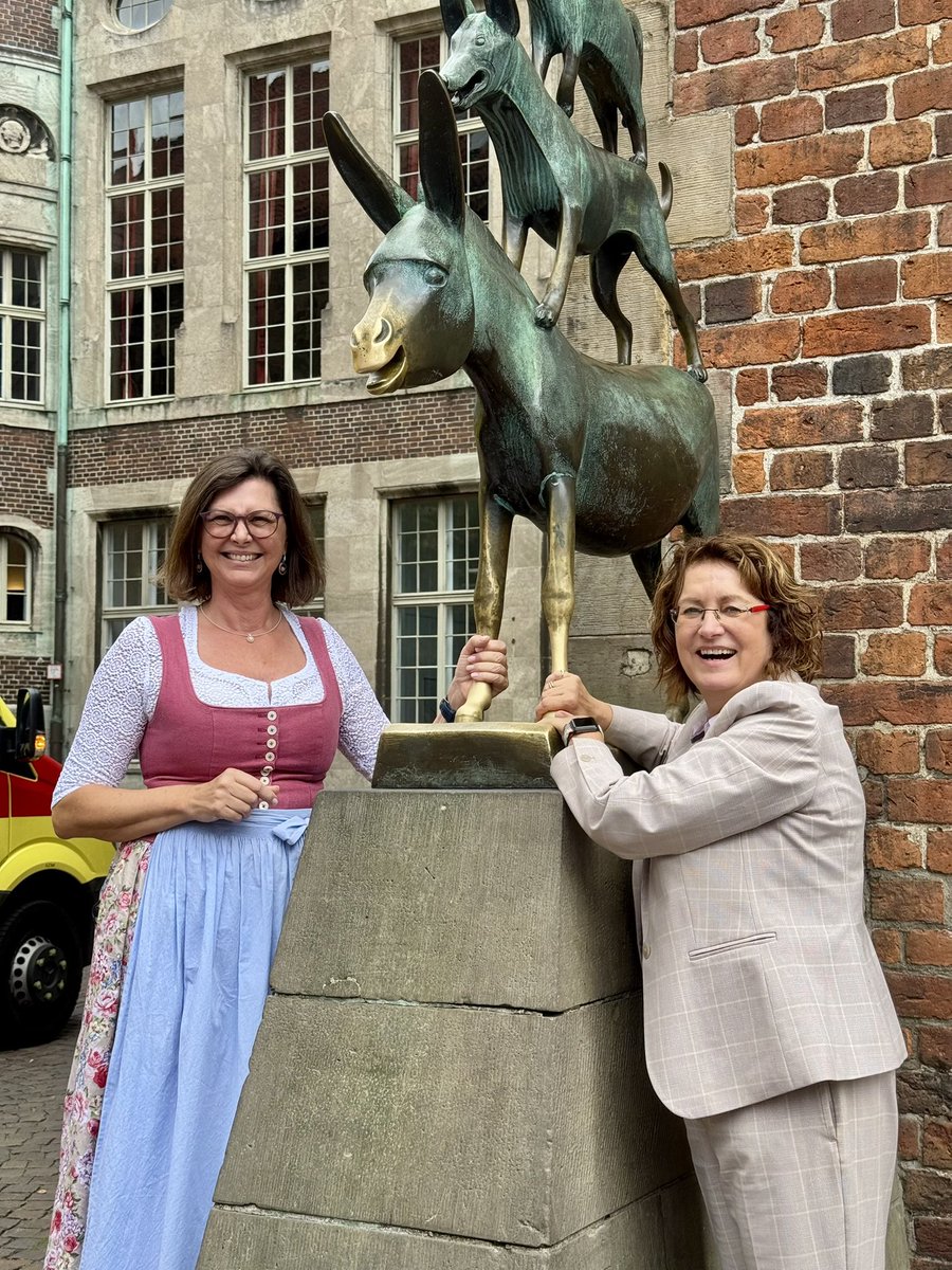 Ilse Aigner (@ilseaigner) on Twitter photo Moin, Bremen! Heute habe ich meine Kollegin <a href="/a_grotheer/">Antje Grotheer</a>, Präsidentin der <a href="/HBBuergerschaft/">Bremische Bürgerschaft</a>, besucht. Danke für die Gastfreundschaft, für den Austausch und die Führung durchs Landesparlament. Und bei den Stadtmusikanten waren wir natürlich auch… Bremen ist immer eine Reise wert! Moin, Bremen! Heute habe ich meine Kollegin <a href="/a_grotheer/">Antje Grotheer</a>, Präsidentin der <a href="/HBBuergerschaft/">Bremische Bürgerschaft</a>, besucht. Danke für die Gastfreundschaft, für den Austausch und die Führung durchs Landesparlament. Und bei den Stadtmusikanten waren wir natürlich auch… Bremen ist immer eine Reise wert!