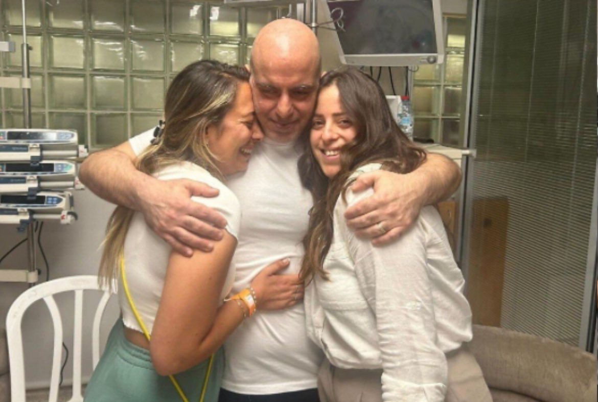 Un ancien otage rappelle :
« J’ai été détenu par un journaliste »

Shlomi Ziv, ancien otage du Hamas, a tenu à remettre les choses au clair après les condamnations concernant la mort d’un « journaliste » à Gaza.

Après l’élimination d’Anas Al Sharif, un terroriste qui officiait