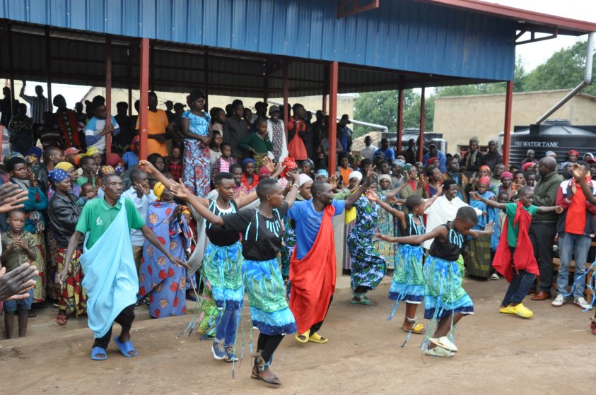 Kamonyi's tweet photo. Nyarubaka: Umuyobozi w'Akarere @SylvereDr atangirije mu Kagari ka Gitare icyumweru cyahariwe serivisi z'irangamimerere.Yibukije ko abaturage bazegerezwa  serivisi aho batuye mu Tugari; nko kwandikisha abavutse,kwandika abashaka gushyingirwa, kwandukuza abapfuye,.. @RwandaLocalGov https://t.co/i9xN9AIHqp