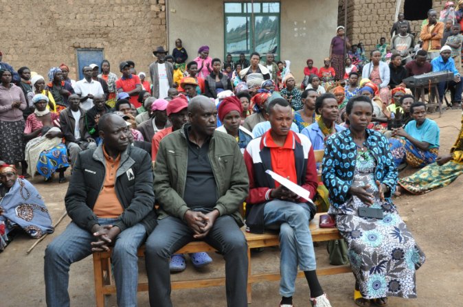 Kamonyi's tweet photo. Nyarubaka: Umuyobozi w'Akarere @SylvereDr atangirije mu Kagari ka Gitare icyumweru cyahariwe serivisi z'irangamimerere.Yibukije ko abaturage bazegerezwa  serivisi aho batuye mu Tugari; nko kwandikisha abavutse,kwandika abashaka gushyingirwa, kwandukuza abapfuye,.. @RwandaLocalGov https://t.co/i9xN9AIHqp