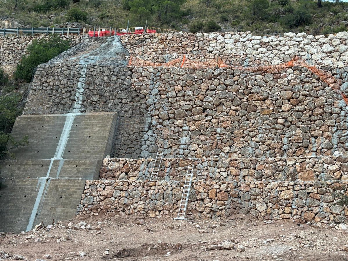 Nuestro delegado provincial de #Fomento, <a href="/Julen/">Julen</a> Sánchez, ha estado en Ayna, para la reapertura, desde este martes, de la CM-3203 que permanecía cerrada al tráfico desde el pasado 19 de marzo a causa de un socavón provocado por las intensas lluvias. 
castillalamancha.es/node/406587