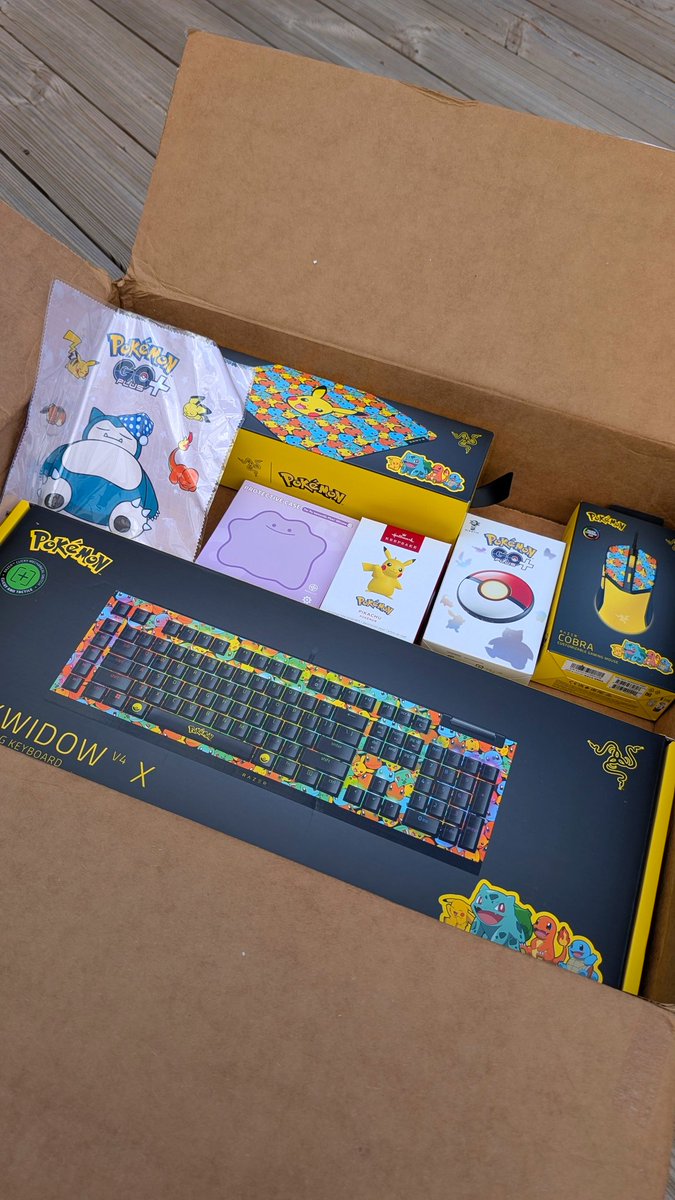Teezkut's tweet photo. 🥰Can't be more happy over the recently received big parcel of Ultimate Pokémon gear! @Razer @PokemonCenterUS @Hallmark #razer #pokemon #pcgear #kanto https://t.co/nD0sYUQoZc