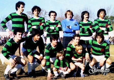 RomuloMChenlo's tweet photo. Cómo ha dicho #JavierMarias "El fútbol es la recuperación semanal de la infancia". En mis primeros años montevideanos, a los 10 me emberretine con #ElTanque y le hice recorrer barrios y canchas desconocidas a mi viejo. Aquí va el del 72,con el Maestro #Tabarez, y el del 81. https://t.co/ZyPQbUA865