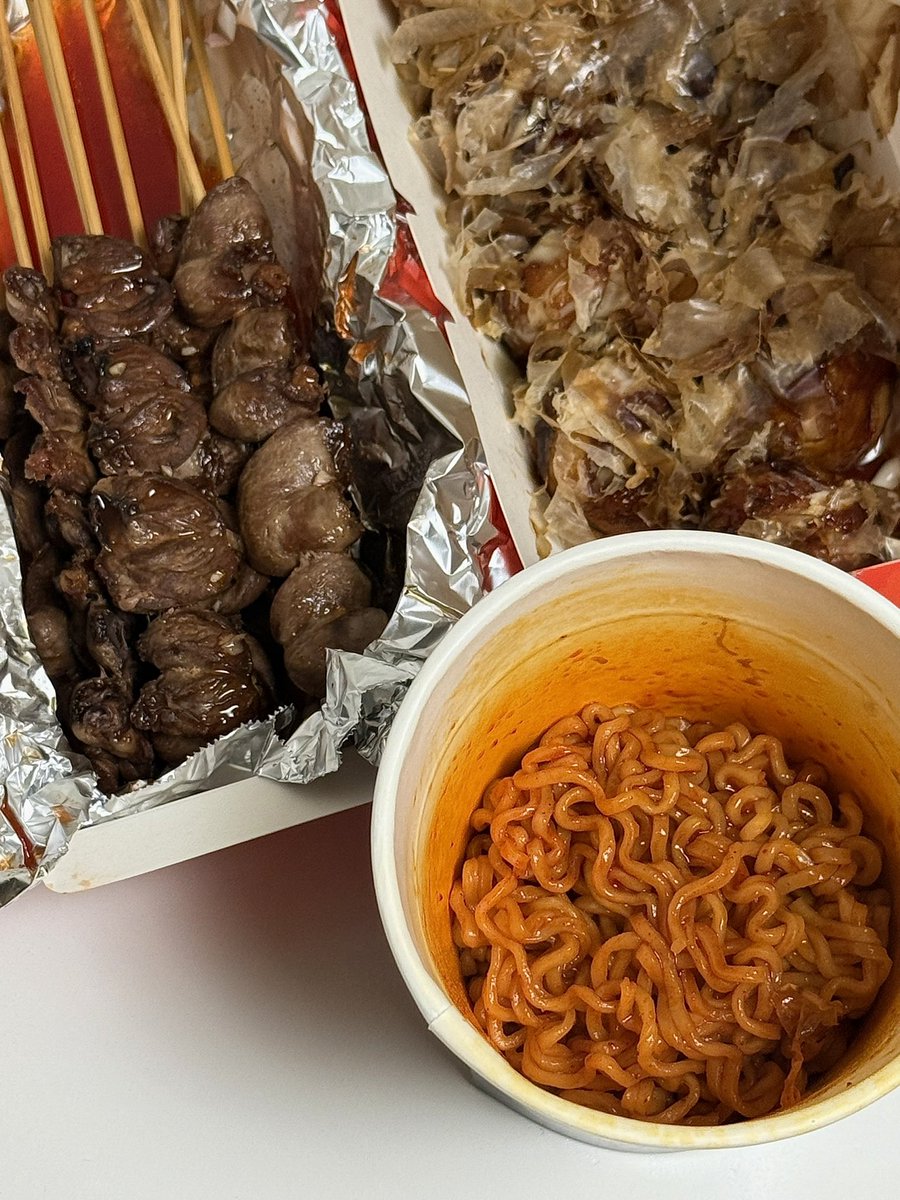 타코야끼에 불닭... 염통꼬치추가 
먹고 얼른 자야해 급하다!! 대충찍을게요