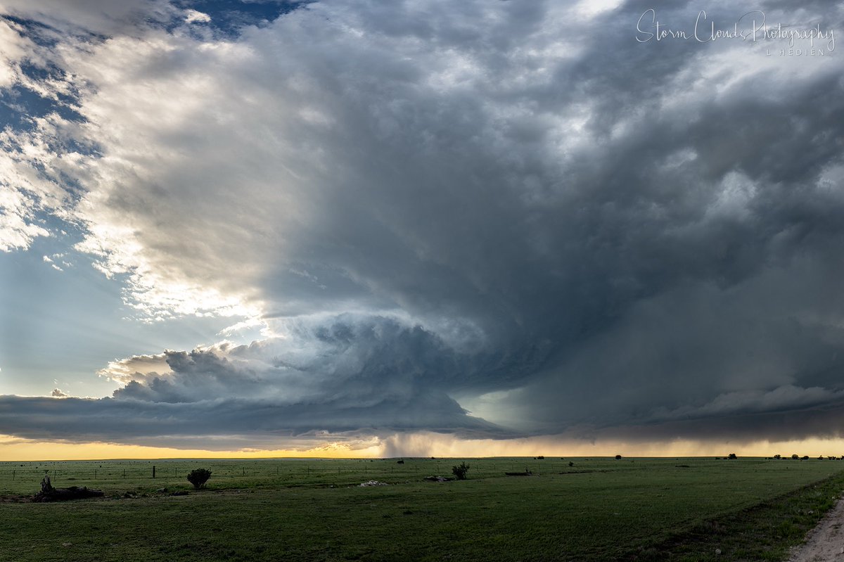 A #supercell 🛸 #storm in #NorthDakota in June. #cloudscape #weatherphotography #weather #clouds #sky #thunderstorm #stormhour #wxtwitter #zcreators #nikonz9 @nikonoutdoorsusa @nikonusa  @world_storm_chasers @riyets @discovery #thephotohour @xwxclub #natgeoyourshot <a href="/CloudAppSoc/">Cloud Appreciation Society</a>