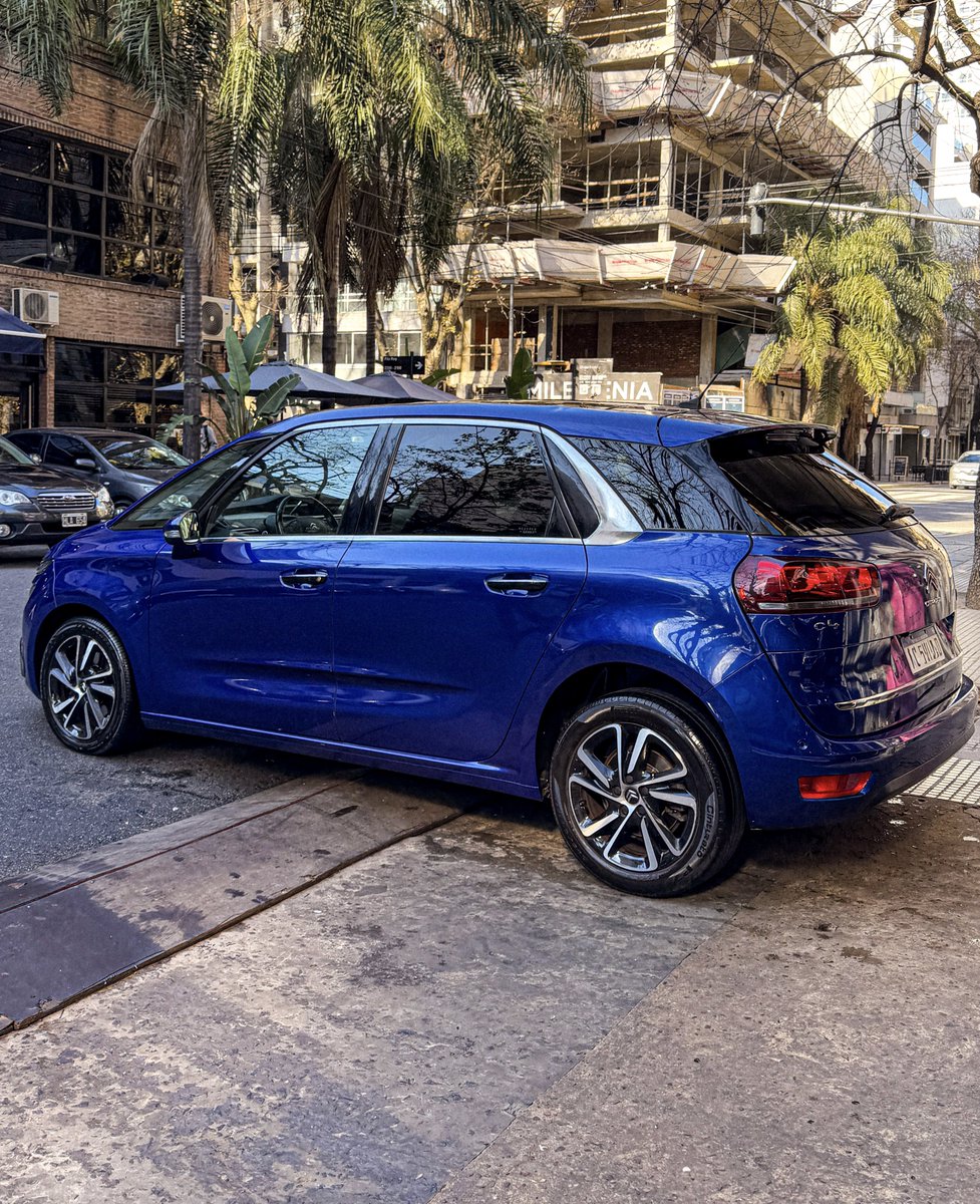 ESTE es el daily ideal: buen despeje. Excelente habitabilidad y confort. Motor ágil que la mueve con total soltura. Caja automática para más placer. Tamaño de un compacto cualquiera y fácil de estacionar. Es fachera. Gran baúl e increíble versatilidad.