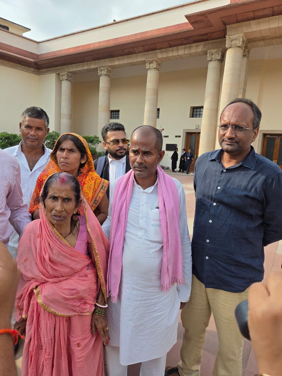 Awhadspeaks's tweet photo. निवडणूक आयोगाच्या लेखी मृत्यू पावलेले जेव्हा सुप्रीम कोर्टात प्रत्यक्ष येऊन हजेरी देतात...

आज सुप्रीम कोर्टात ज्यावेळी बिहार राज्याच्या निवडणुकीसंदर्भात सुनावणी सुरू होती त्यावेळी सामाजिक कार्यकर्ते श्री.योगेंद्र यादव यांनी स्वतः.आपली बाजू तर मांडलीच सोबत अशा मतदारांना कोर्टात स्वतःहून उपस्थित केलं ज्यांची नावं मतदारयादीत मृत म्हणून घोषित केली होती....
म्हणून तर लोकं आता म्हणतात

#विक्रम_ही_वेताल_आहे
#VoteChori