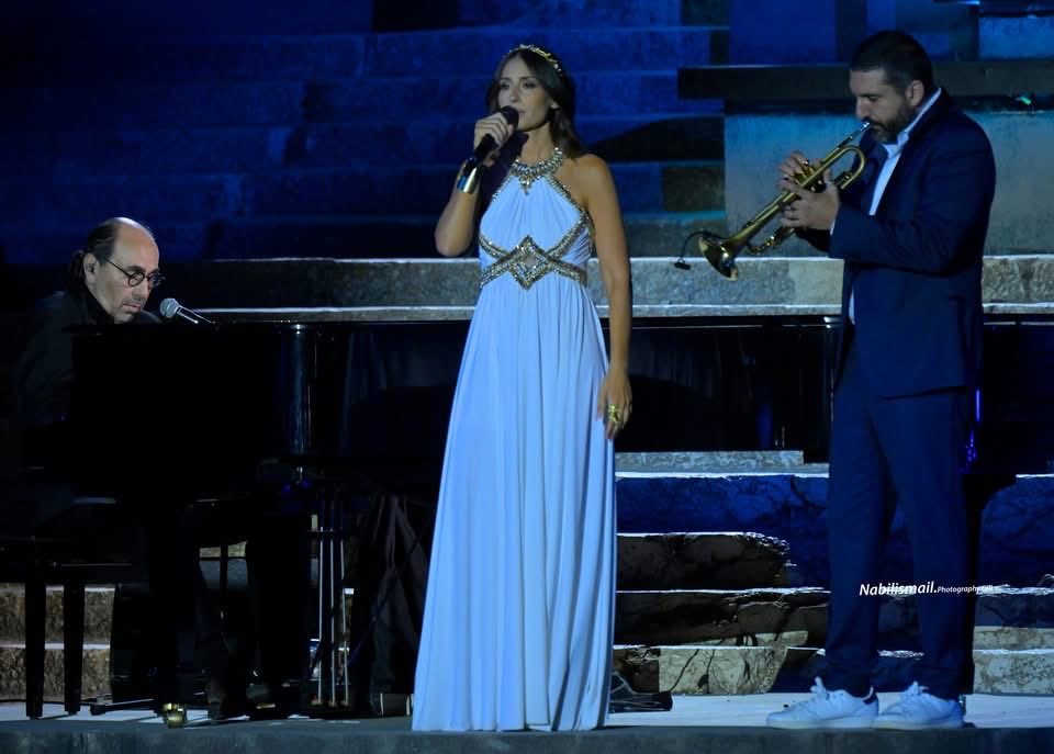🇱🇧Un grand trio artistique, le trompettiste Ibrahim Maalouf, accompagnant la voix chaleureuse d’Hiba Tawaji, et le compositeur Oussama Al-Rahbani, se sont réunis entre les piliers de l'histoire à Baalbeck pour embrasser le ciel, envoûter les âmes en mélodies et raviver le temps🙏