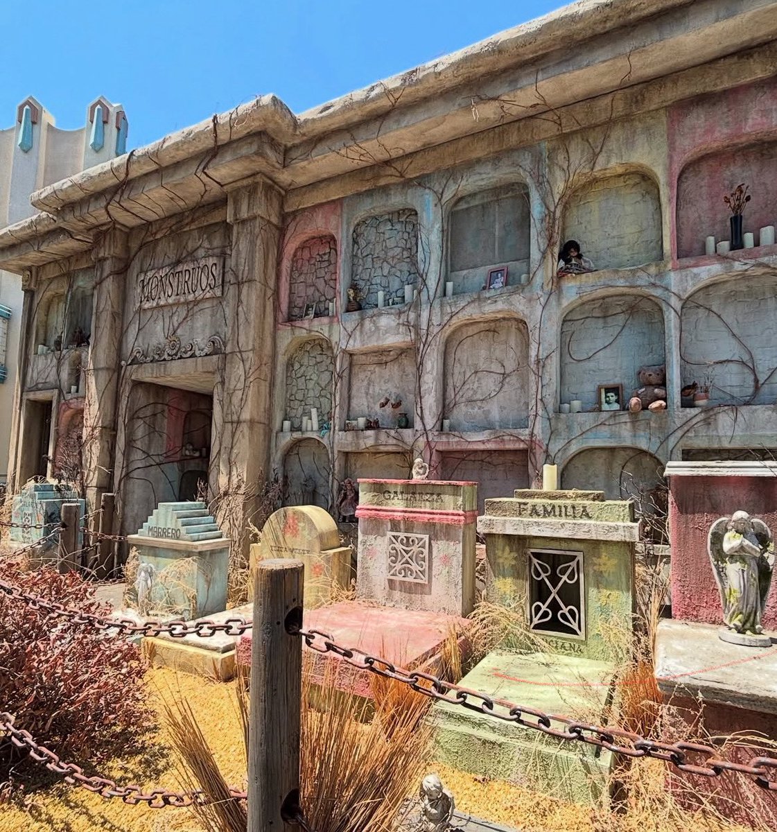 Dead Man’s Mic Podcast (@deadmansmicpod) on Twitter photo We have a massive house construction update out of <a href="/horrornights/">Horror Nights</a> Hollywood!
The facade for “Monstruos 3: The Ghosts Of Latin America” is now up and clearly shows the progression of the story line from parts 1 & 2. 🔥🔥🔥
📸: <a href="/jpland21/">Jpland21 Fan</a> - thank you for this construction update! We have a massive house construction update out of <a href="/horrornights/">Horror Nights</a> Hollywood!
The facade for “Monstruos 3: The Ghosts Of Latin America” is now up and clearly shows the progression of the story line from parts 1 & 2. 🔥🔥🔥
📸: <a href="/jpland21/">Jpland21 Fan</a> - thank you for this construction update!