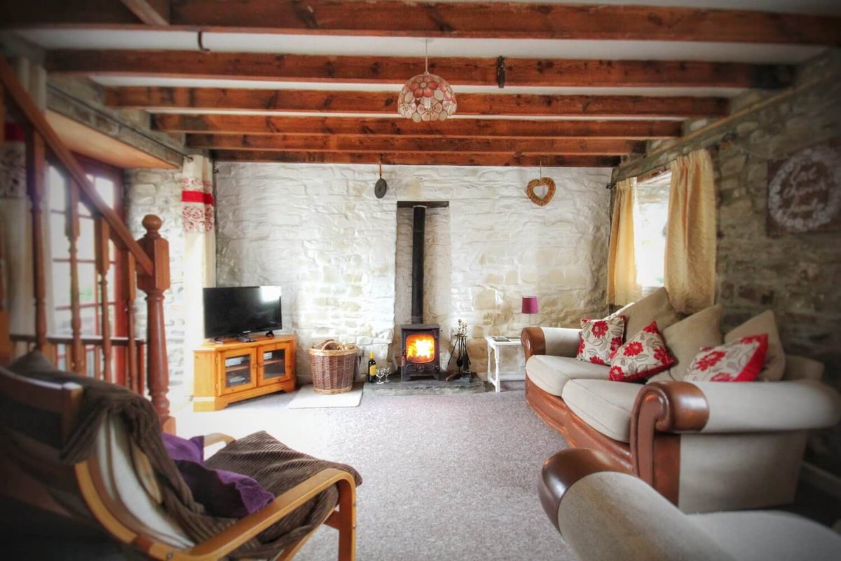 TheHolidayCots's tweet image. 🌿 Located in a tranquil setting surrounded by farmland &amp;amp; woodland, Glyncoch Isaf Holiday Cottage offers the perfect retreat for those seeking peace &amp;amp; relaxation in the heart of the countryside.

🛏️ Sleeps 6
theholidaycottages.co.uk/ceredigion/1628

#GlyncochIsaf #CountrysideEscape #RuralRetreat
