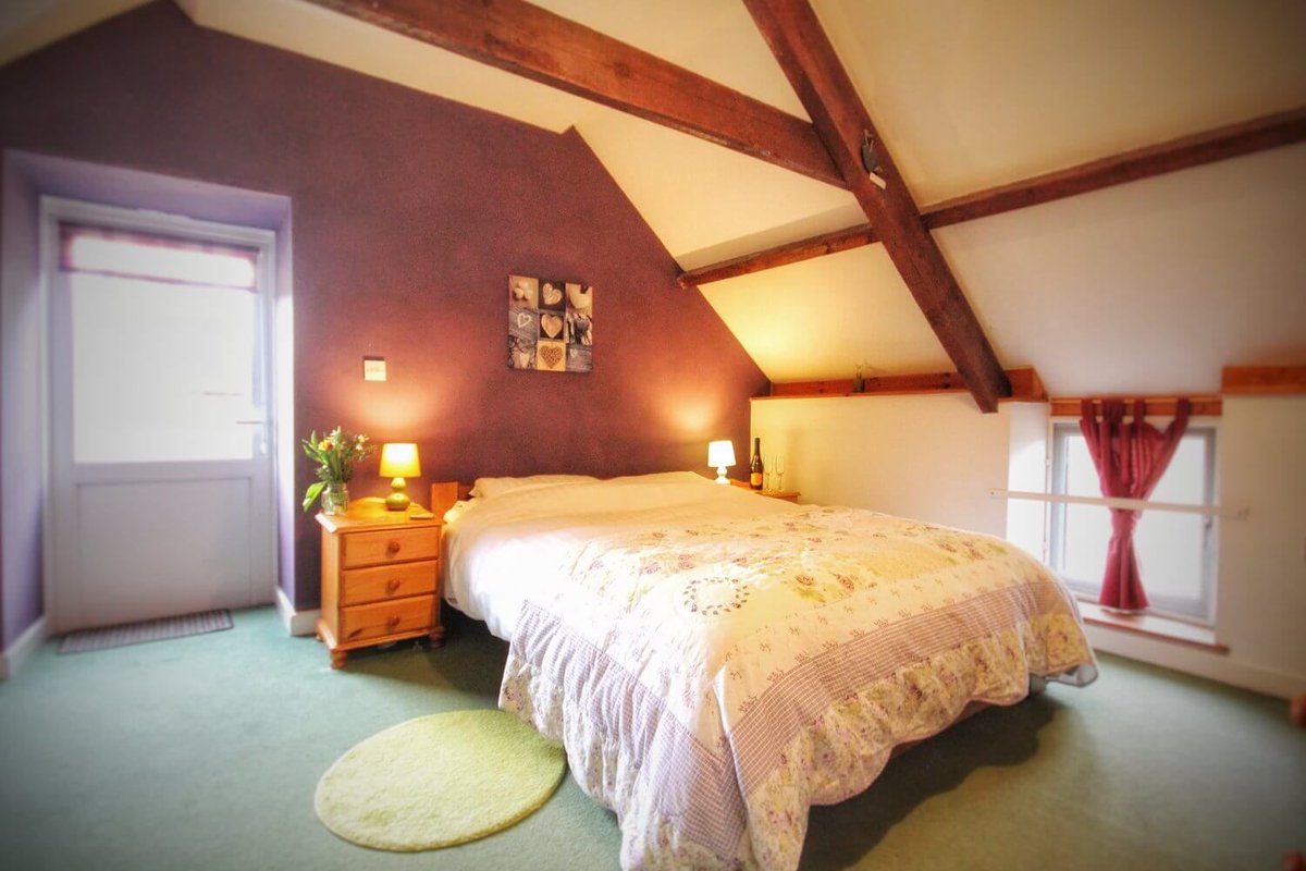 TheHolidayCots's tweet image. 🌿 Located in a tranquil setting surrounded by farmland &amp;amp; woodland, Glyncoch Isaf Holiday Cottage offers the perfect retreat for those seeking peace &amp;amp; relaxation in the heart of the countryside.

🛏️ Sleeps 6
theholidaycottages.co.uk/ceredigion/1628

#GlyncochIsaf #CountrysideEscape #RuralRetreat