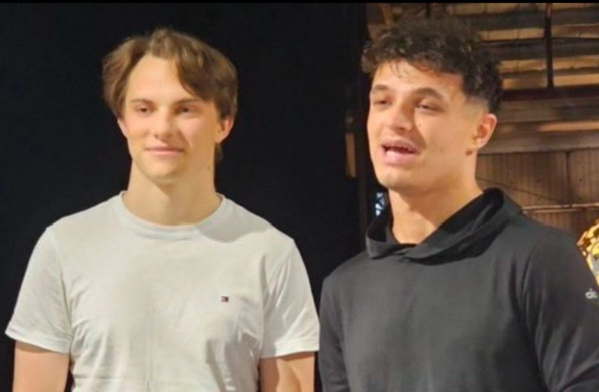 qoqskyncloud's tweet image. anime                                                         real life