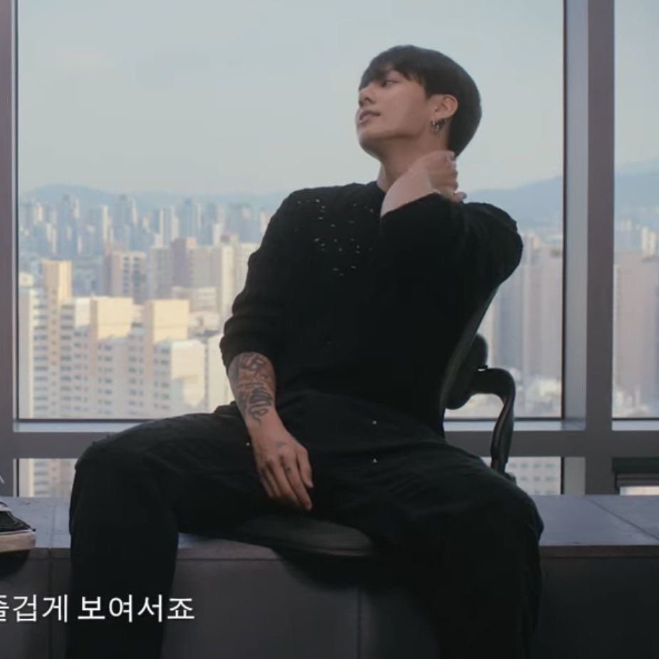 아 개맛있다
또조직물말림
내추럴보스님 담장밖으로 뛰쳐나간 박지밍 보고 개빡쳐서 거리재는 중