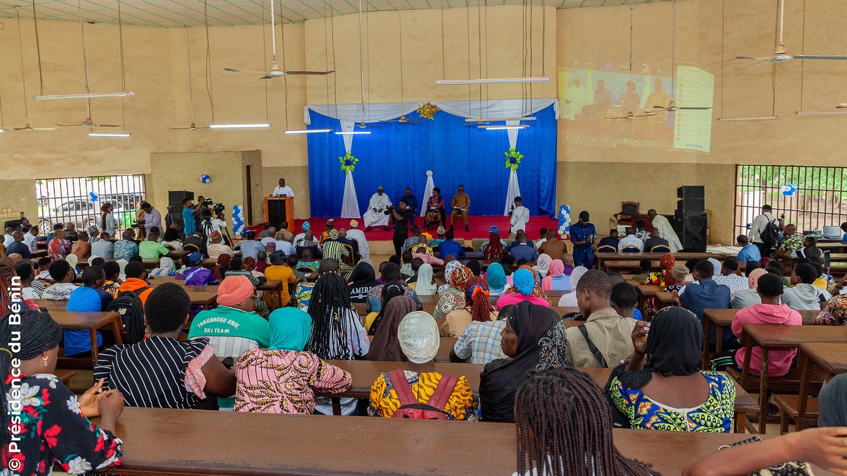 gouvbenin's tweet photo. Le lundi 11 août 2025, à l’Université de Parakou, la #MESRS, Mme Eléonore YAYI LADEKAN, a procédé au lancement officiel de la campagne nationale d’orientation et de sensibilisation des nouveaux bacheliers pour l’année académique 2025-2026. https://t.co/sUSNM3HWTe