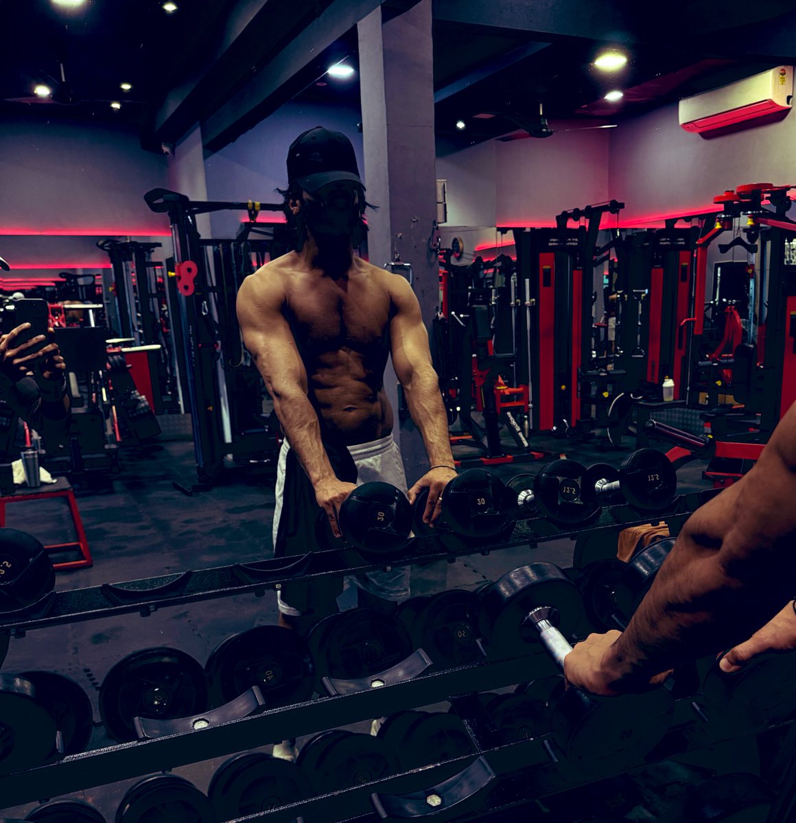 WebduniaHindi's tweet photo. GYM में बॉडी बनाते दिखे Karan Veer Mehra
#KaranVeerMehra #BB18 #KKK14 #winner #TeamKVM #BiggBoss18 @KaranVeerMehra https://t.co/wyTMgjS2P6