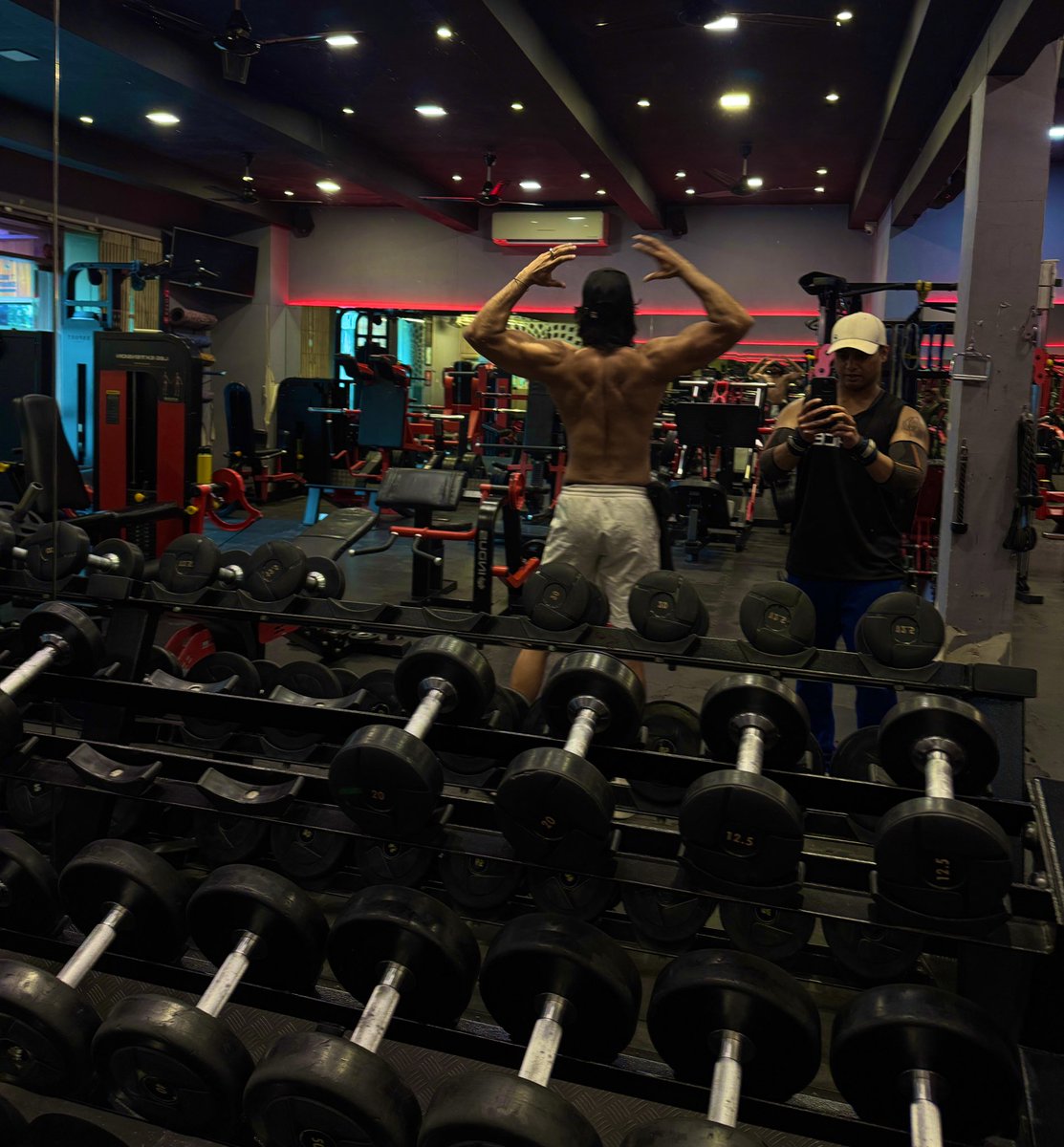 WebduniaHindi's tweet photo. GYM में बॉडी बनाते दिखे Karan Veer Mehra
#KaranVeerMehra #BB18 #KKK14 #winner #TeamKVM #BiggBoss18 @KaranVeerMehra https://t.co/wyTMgjS2P6