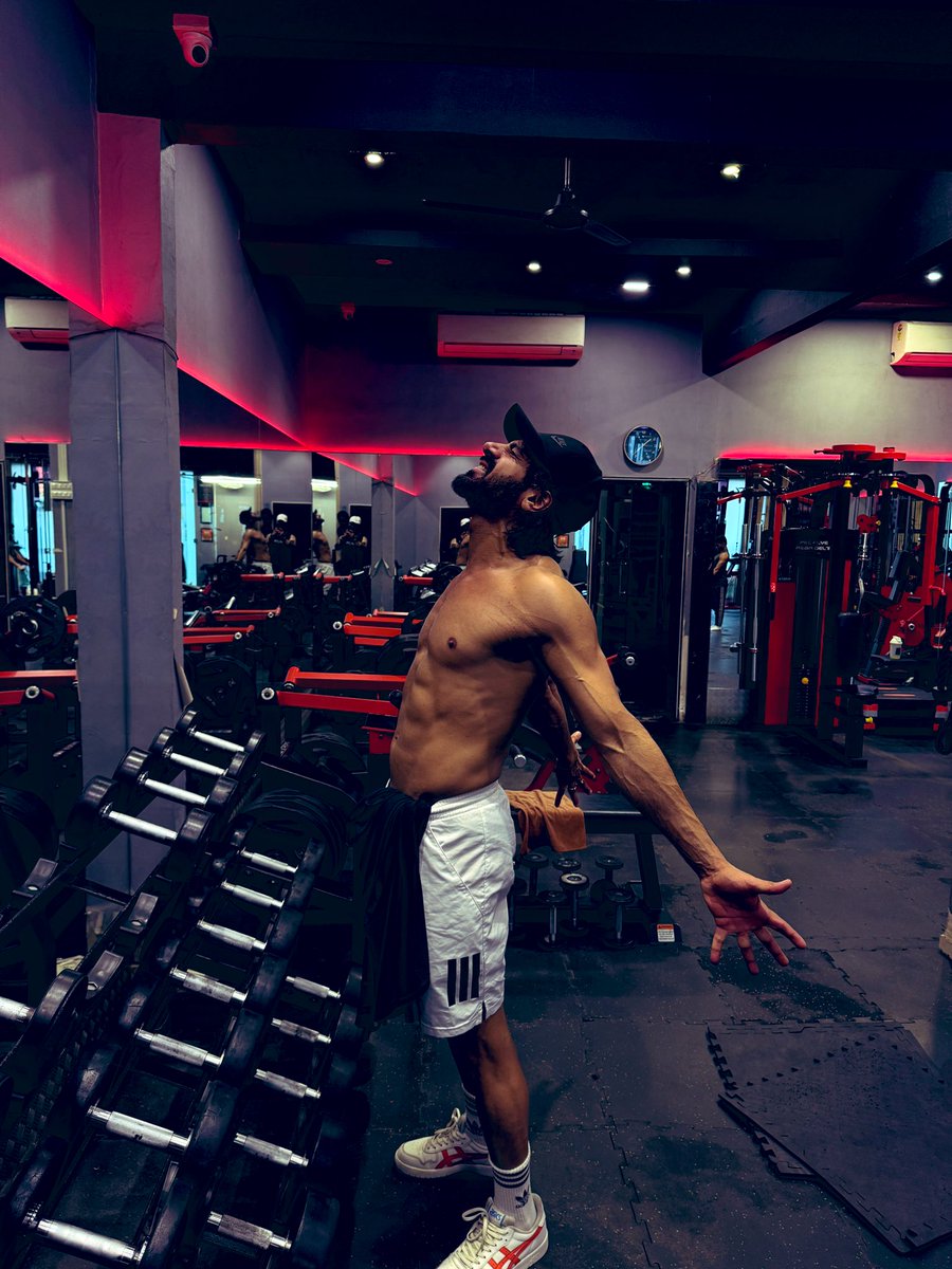 WebduniaHindi's tweet photo. GYM में बॉडी बनाते दिखे Karan Veer Mehra
#KaranVeerMehra #BB18 #KKK14 #winner #TeamKVM #BiggBoss18 @KaranVeerMehra https://t.co/wyTMgjS2P6