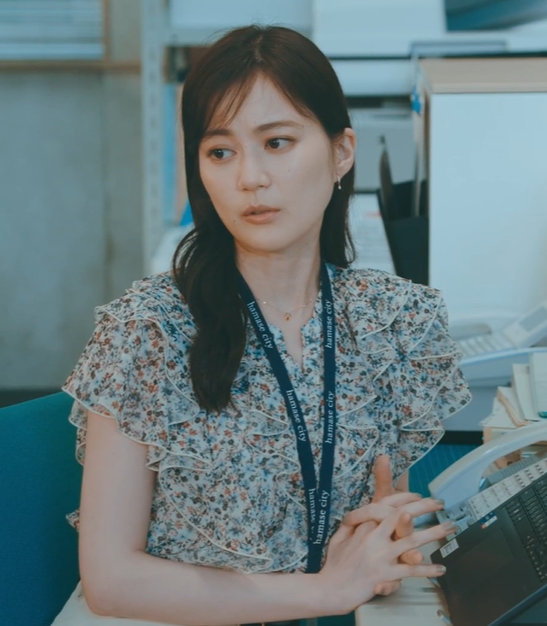 Fashion__List__'s tweet photo. ／
🎬明日はもっといい日になる
〈第6話〉
生田絵梨花さん（向日葵）着用衣装
＼

ひらりとしたフリルが華やかさを演出するブラウス
詳細▶https://t.co/Gq5iezN8b0

#生田絵梨花　いくちゃん
#明日はもっといい日になる  
#JUSGLITTY #ジャスグリッティー https://t.co/xUV2SJHnnh