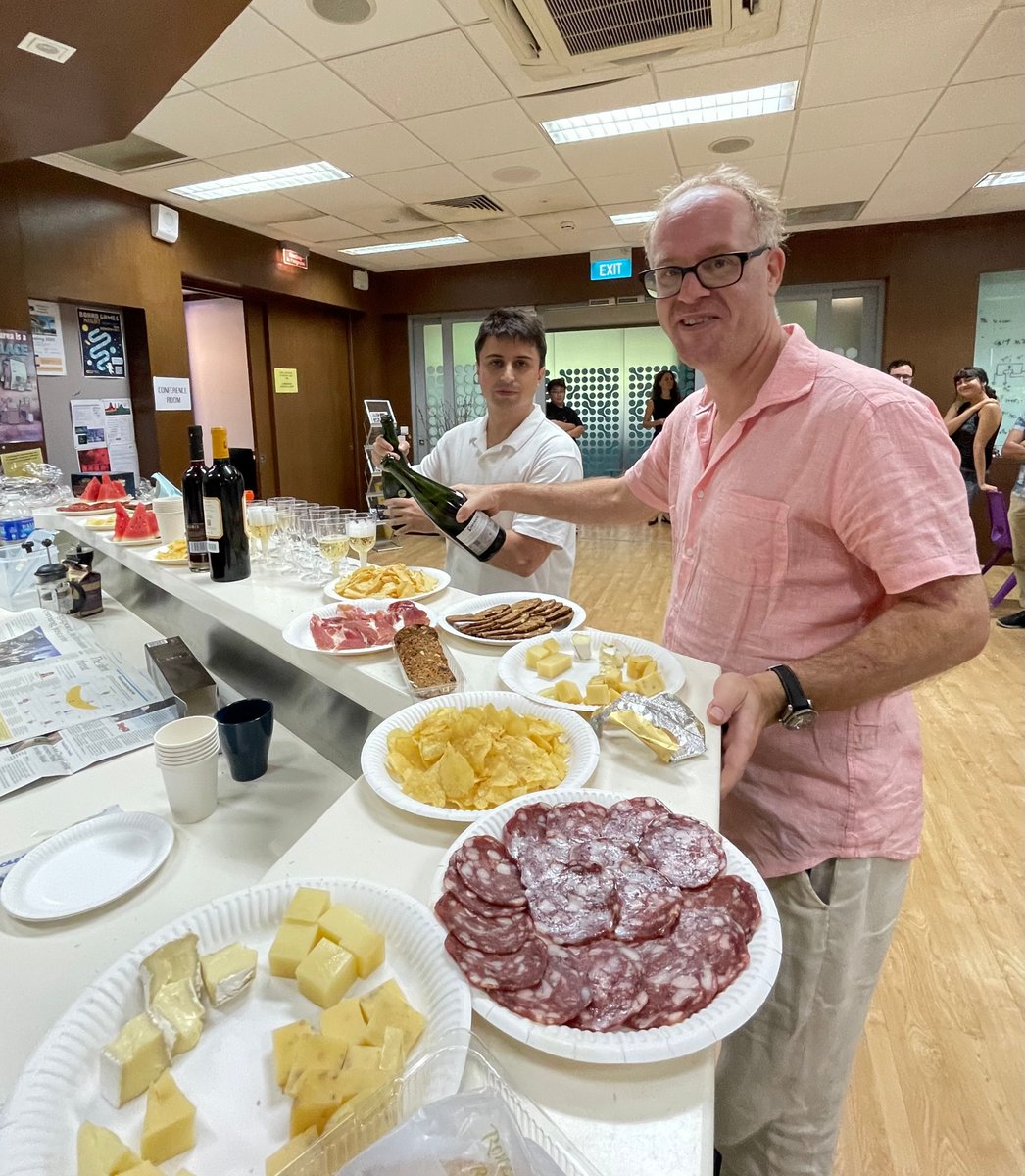 🍾💐 Celebrating a successful thesis defence by Josep Lumbreras Zarapico!! 🍉🧀🍪 Advised by CQT's <a href="/marcotomamichel/">Marco Tomamichel</a>, Josep defended his thesis "Bandits Roaming Hilbert Space". He will next join Mile Gu’s group as a research fellow. Congratulations and all the best, Dr Josep!