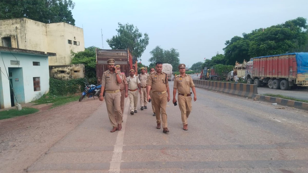 #SP_SBR के निर्देशन में जनपद में शांति/सुरक्षा एवं कानून व्यवस्था को अक्षुण्ण रखने हेतु #ASP_HQ द्वारा थाना रॉबर्ट्सगंज क्षेत्रान्तर्गत सुकृत बाजार में पर्याप्त पुलिस बल के साथ पैदल गश्त व संदिग्ध व्यक्तियों/वाहनों की चेकिंग की गयी-
<a href="/Uppolice/">UP POLICE</a>
<a href="/dgpup/">DGP UP</a>
<a href="/digmirzapur/">IG Range Mirzapur</a>
<a href="/adgzonevaranasi/">ADG ZONE VARANASI</a>