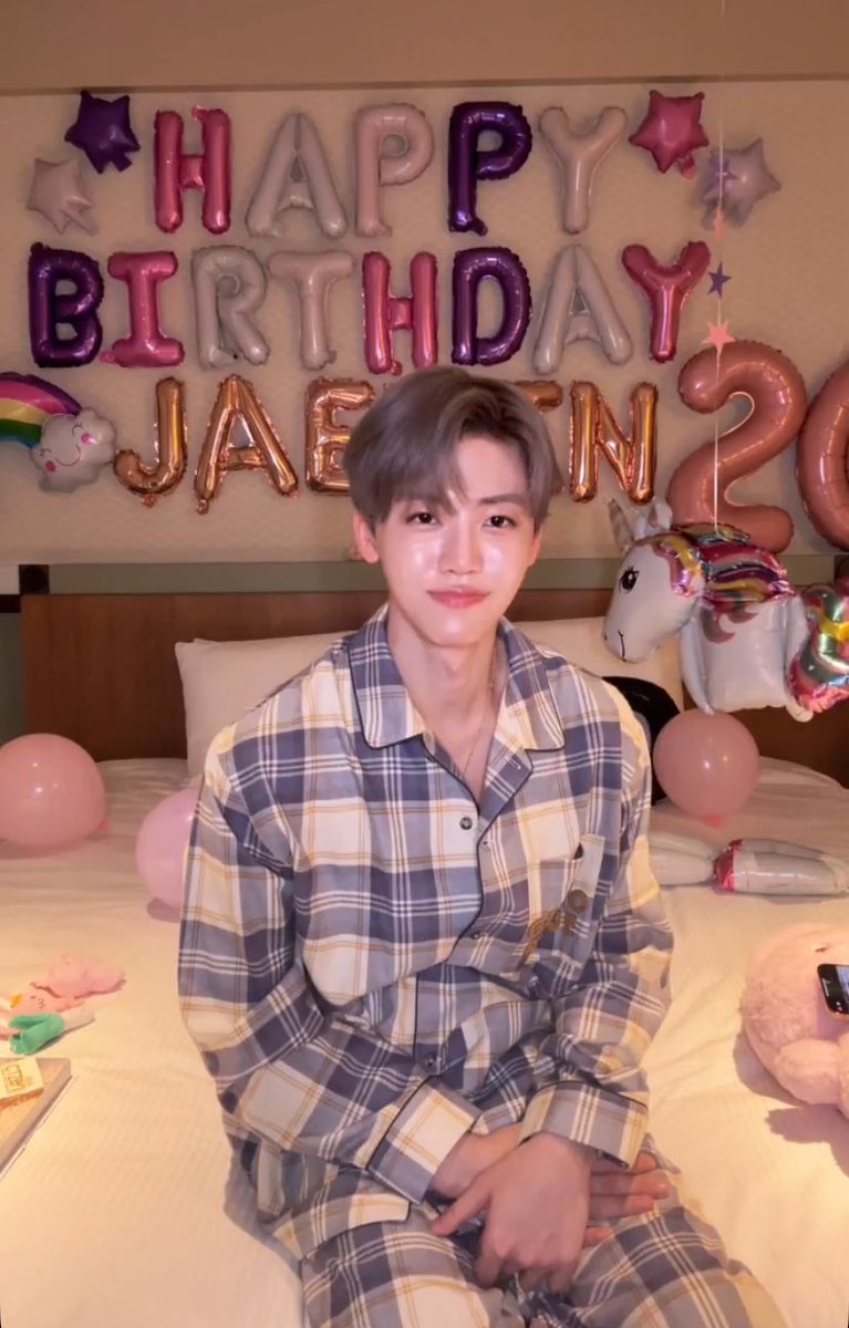 แฟนคลับขอให้แจมเอาขายูนิคอร์นออก แจมก็หันไปดึงออกละหันมาถามว่า ‘ตอนนี้สบายใจแล้วรึยัง‘ 
ละดูหน้า 55555555555555555555555555